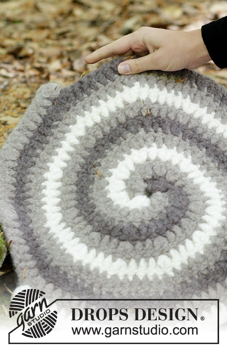 Hypnotic Autumn / DROPS 184-38 - Crocheted and felted seating pad with spiral and stripes. Piece is crocheted in DROPS Polaris.