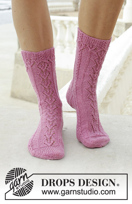 Viking Heart / DROPS 189-21 - Knitted socks with lace pattern and small cables. Piece is knitted in DROPS Fabel.