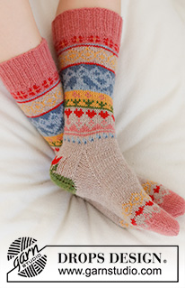Enchanted Socks / DROPS 189-23 - Knitted socks with multi-colored pattern. Piece is knitted in DROPS Nord.