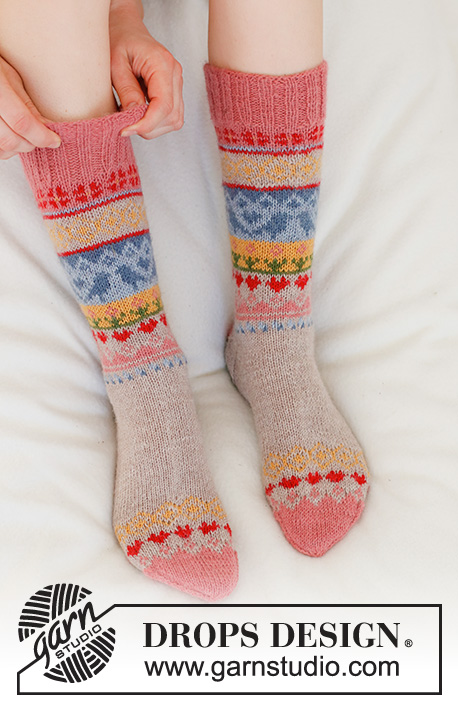 Enchanted Socks / DROPS 189-23 - Knitted socks with multi-coloured pattern. Size 35 to 43 Piece is knitted in DROPS Nord.
