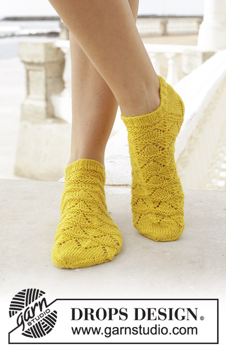Sun Dance / DROPS 189-24 - Knitted socks with lace pattern. Sizes 35 - 43. The piece is worked in DROPS Flora.