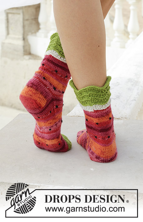 Fruity Feet / DROPS 189-26 - Gebreide sokken met watermeloenpatroon. Maten 35-43. Het werk wordt gebreid in DROPS Fabel.
