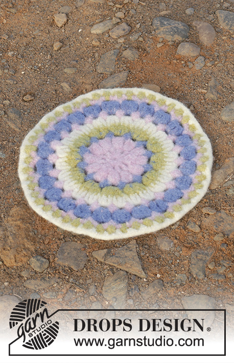 Circular Spring / DROPS 189-3 - Felted sitting mats with stripes and lace pattern, worked in the round from the middle outwards. The piece is worked in DROPS Snow.