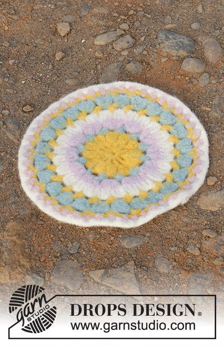 Circular Spring / DROPS 189-3 - Felted sitting mats with stripes and lace pattern, worked in the round from the centre outwards. The piece is worked in DROPS Snow.