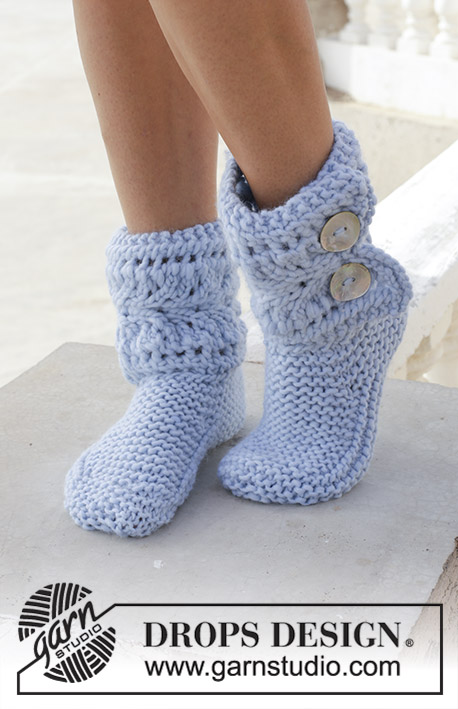 Fia / DROPS 189-33 - Knitted slippers with lace pattern and garter stitch. Sizes 35 - 43. The piece is worked in DROPS Snow.