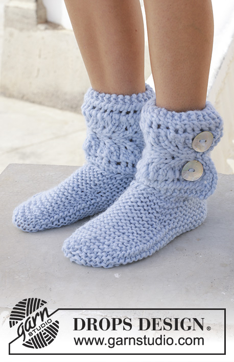 Fia / DROPS 189-33 - Knitted slippers with lace pattern and garter stitch. Sizes 35 - 43. The piece is worked in DROPS Snow.