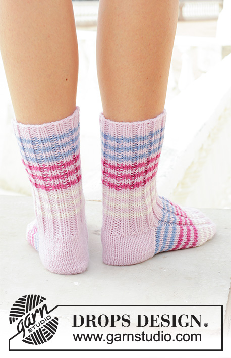 Berry Waves / DROPS 189-36 - Knitted socks with rib and old-fashioned heel. Sizes 35-44. The piece is worked in DROPS Karisma.