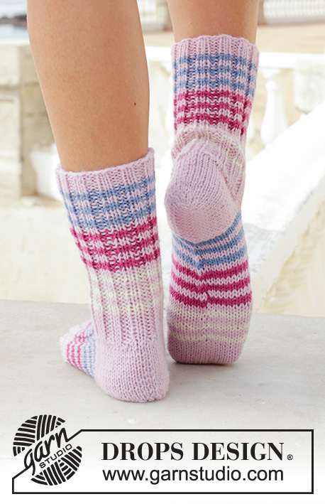 Berry Waves / DROPS 189-36 - Ponožky s klasickou patou pletené pružným vzorem z příze DROPS Karisma. Velikost 35-44.