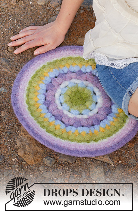Circular Spring / DROPS 189-4 - Crochet felted seating pad with stripes, worked in the round from the middle outwards. The piece is worked in DROPS Snow.
