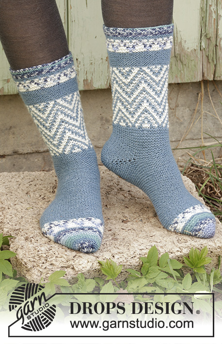Hurtigruten / DROPS 193-13 - Knitted socks in DROPS Fabel with garter stitch and mosaic pattern.