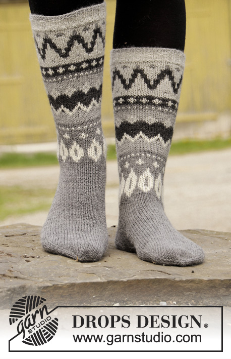 Steingard Socks / DROPS 193-15 - Stickade sockor i DROPS Nord. Arbetet är stickat med nordiskt mönster.
Storlek 35 - 43. 
