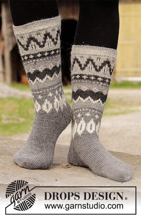 Steingard Socks / DROPS 193-15 - Gestrickte Socken in DROPS Nord. Die Arbeit wird gestrickt mit nordischem Muster. Größe 35 - 43.