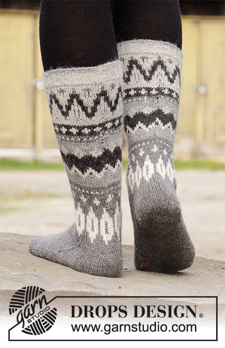 Steingard Socks / DROPS 193-15 - Strikkede sokker i DROPS Nord. Arbeidet er strikket med nordisk mønster. Størrelse 35 - 43.