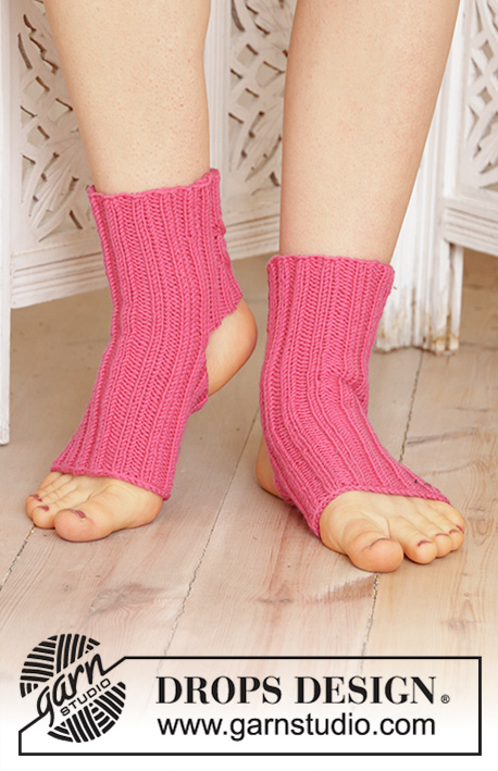 No Shorcuts / DROPS 193-21 - Gebreide sokken in DROPS Merino Extra Fine. Het werk wordt gebreid met kabels en boordsteek. Maat 35 tot 43 Thema: Yoga.