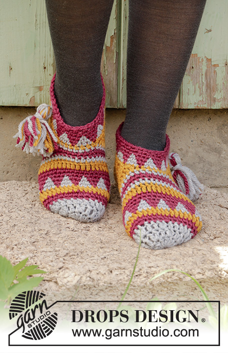 Alpine Sunset / DROPS 193-5 - Crocheted slippers in DROPS Alaska. The piece is worked in stripes and graphic pattern, with a tassel on the side.