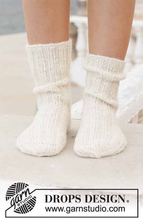 Sandy Feet / DROPS 198-12 - Strikkede sokker i DROPS Fabel og DROPS Brushed Alpaca Silk. Strikket oppefra og ned med rib og glatstrik. Størrelse 35-43.