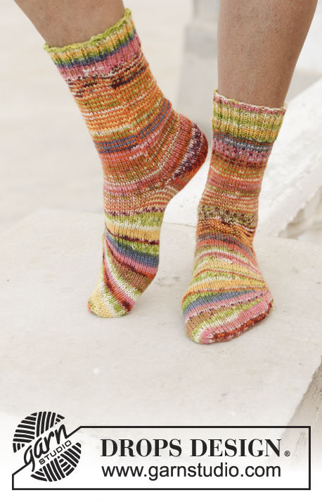 Country Fair Socks / DROPS 198-20 - Chaussettes tricotées en DROPS Fabel, à partir de la pointe, avec un angle et des rayures. Du 35 au 43