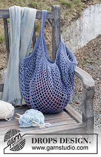 Pacific Blues / DROPS 199-15 - Gehaakte tas in DROPS Cotton Light. Het werk wordt in de rondte gehaakt met lossenlussen en stokjesgroepen.