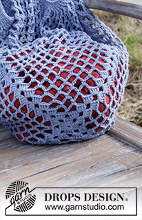 Pacific Blues / DROPS 199-15 - Crocheted bag in DROPS Cotton Light. The piece is worked in the round with chain-spaces and treble crochet groups.