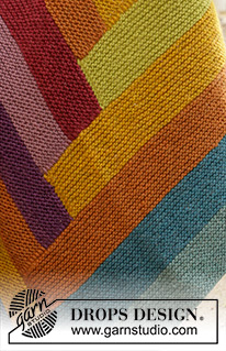 Abstract Rainbow / DROPS 203-2 - Gestrickte Decke in DROPS Snow. Die Arbeit wird mit Krausrippen und Streifen gestrickt.