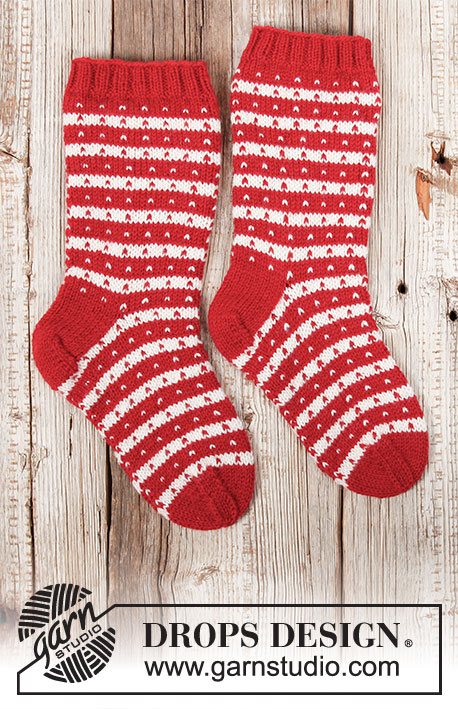 Candy Cane Lane Socks / DROPS 203-26 - Skarpetki na drutach, przerabiane od góry do dołu z żakardem norweskim 'fana', z włóczki DROPS Karisma. Od 35 do 43