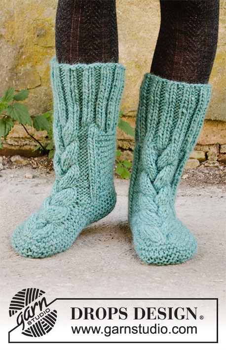 Mountain Meanderings / DROPS 203-34 - Knitted slippers with cables in DROPS Snow. Size: 35-43.