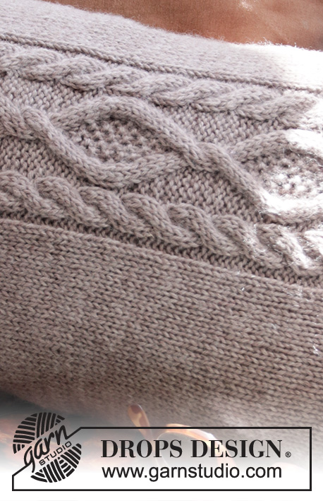 Happy Reading / DROPS 207-48 - Housse de coussin tricotée dans le sens de la longueur, avec torsades, en DROPS Karisma. Pour un coussin de 30x50 cm.