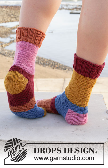 Clown Around / DROPS 209-18 - Knitted socks with stripes in 2 strands DROPS Fabel. Sizes 35 - 43.