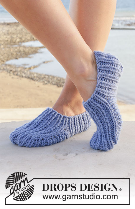 Water Dip / DROPS 209-23 - Knitted slippers in DROPS Snow. The piece is worked top down in rib. Sizes 35 – 43.