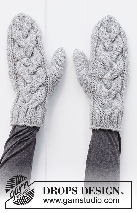 Winter Wisps Set / DROPS 214-49 - Fita de cabelo, peitilho e mitenes tricotados com torcidos, em DROPS Alaska. O peitilho tricota-se com torcidos, com mangas martelo.