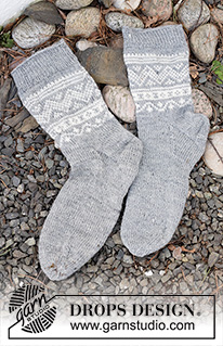 Highland Hikers / DROPS 214-53 - Stickade sockor i DROPS Fabel. Arbetet stickas uppifrån och ner med nordiskt mönster. Storlek 35 – 43.