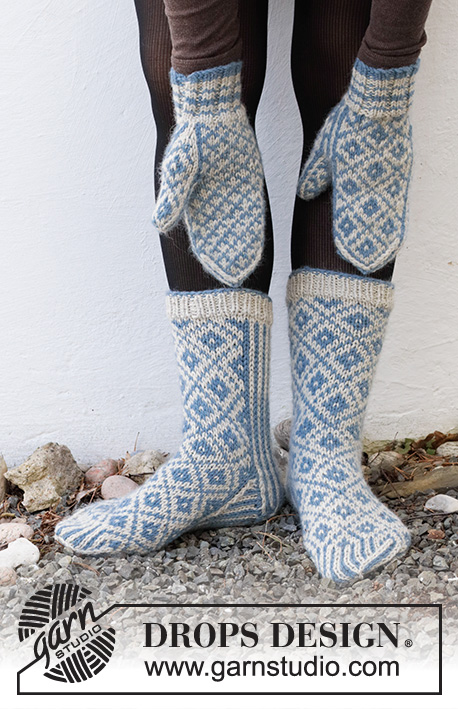 Fjord Mosaic Set / DROPS 214-54 - Mitenes e meias tricotadas com jacquard norueguês em DROPS Nepal. Mitenes: do S/M ao M/L. Meias: do 35 ao 43.