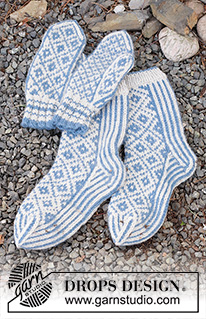 Fjord Mosaic Set / DROPS 214-54 - Moufles et chaussettes tricotées avec jacquard nordique en DROPS Nepal. Moufles: du S/M au M/L. Chaussettes: du 35 au 43.