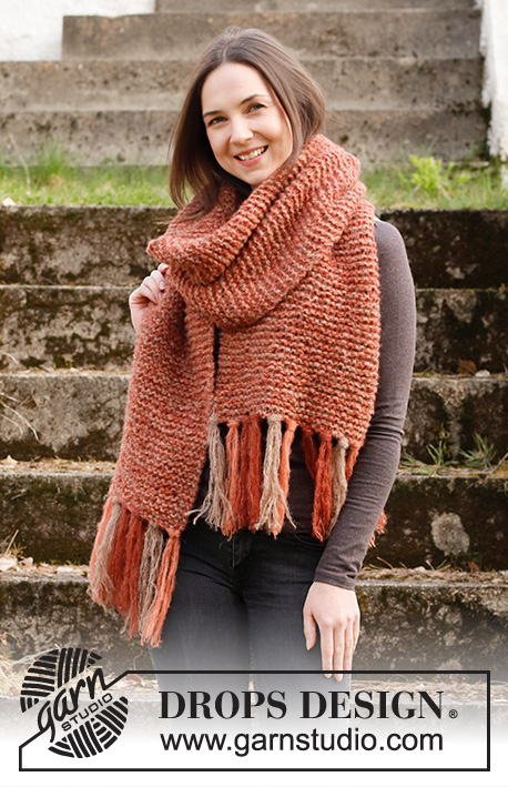 Maedhros / DROPS 214-6 - Knitted scarf with garter stitch and fringes in 3 strands DROPS Brushed Alpaca Silk.