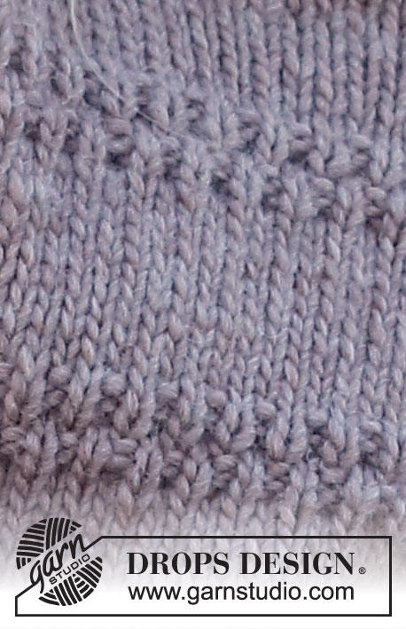 Cobblestone Sweater / DROPS 216-19 - Jersey a punto con el cuello alto en DROPS Snow. La labor está realizada en punto jersey con rayas con el patrón de textura. Talla: S–XXXL.