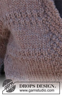 Autumn Excursion / DROPS 216-20 - Casaco com cinto tricotado em DROPS Snow ou Wish. Tricota-se em ponto meia com riscas em ponto texturado e uma gola xaile simples. Do S ao XXXL