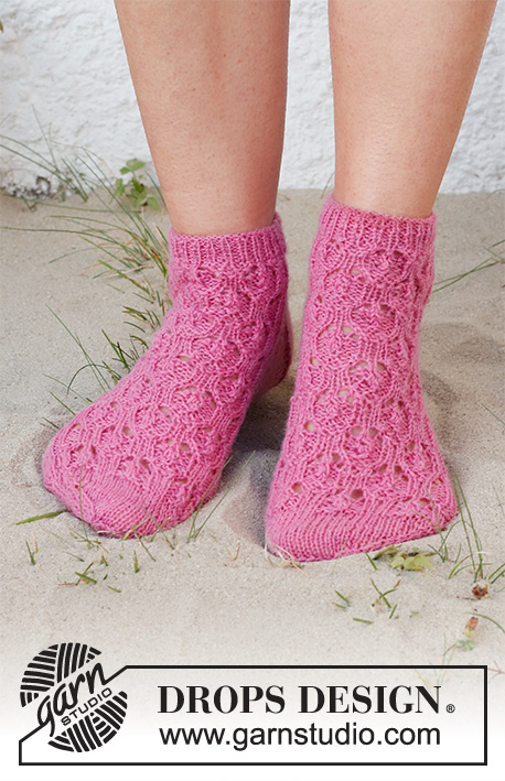 Raspberry Racers / DROPS 223-41 - Knitted socks in DROPS Fabel with lace pattern. Sizes 35 – 43 = US 4 1/2 – 12 1/2.