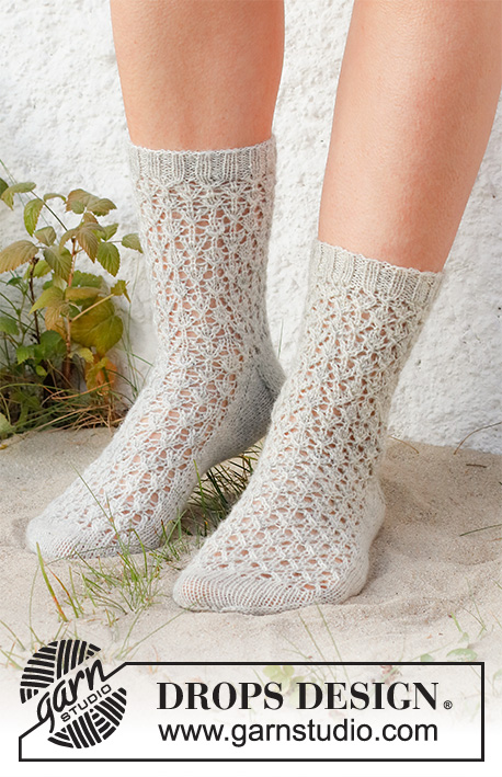 Rain Runners / DROPS 223-43 - Ponožky s krajkovým vzorem pletené z příze DROPS Nord. Velikost 35-43.