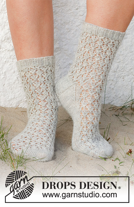 Rain Runners / DROPS 223-43 - Ponožky s krajkovým vzorem pletené z příze DROPS Nord. Velikost 35-43.