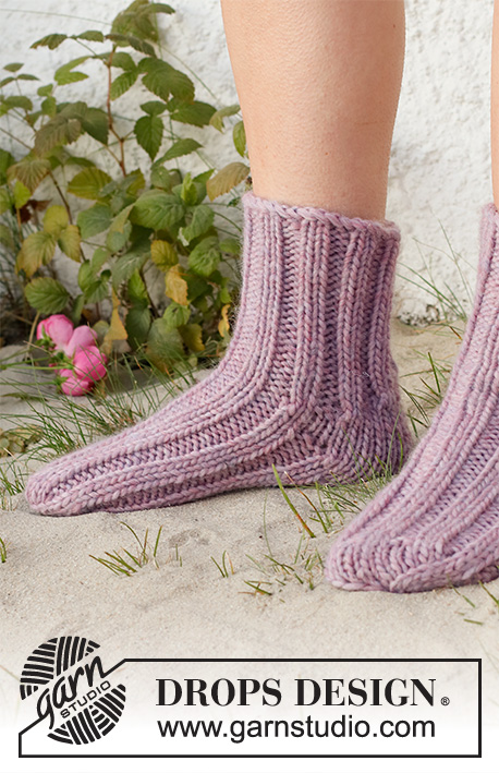 Hiking the Highlands / DROPS 223-44 - Knitted socks with rib, in DROPS Snow. Sizes 35-42.