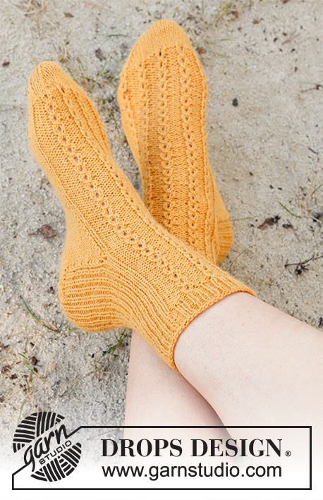 Sunshine Comfort / DROPS 223-45 - Kötött zokni DROPS Nord fonalból. A darabot fentről lefelé irányban készítjük, bordás és hamis csavartmintával. 35 - 43-as méretekben
