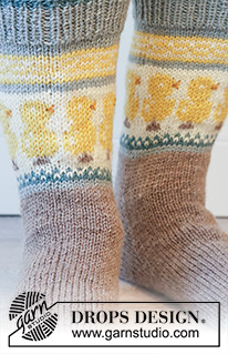 Dancing Chicken Socks / DROPS 224-35 - Stickade sockor till herr i DROPS Karisma. Arbetet stickas uppifrån och ner, i slätstickning med flerfärgat mönster med kyckling / påskkyckling. Storlek 35 - 46. Tema: Påsk.