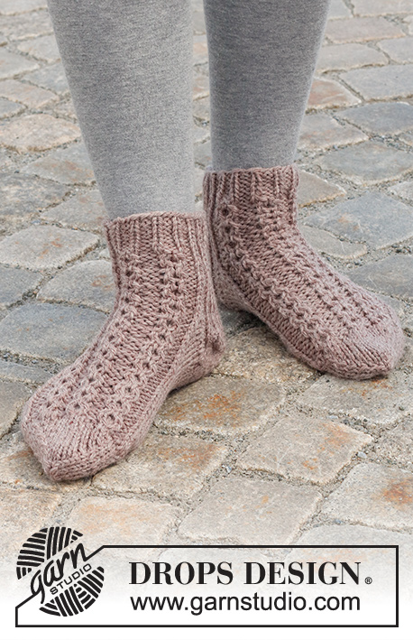 Rambling Toes / DROPS 227-54 - Strikkede sokker i DROPS Alaska. Arbeidet strikkes med små fletter og vrangbord. Størrelse 35 - 43.