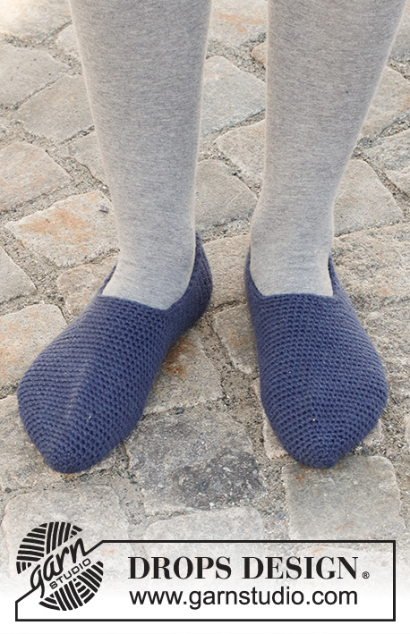 Blue Suede Shoes / DROPS 227-56 - Heklede tøfler med fastmasker i DROPS Lima. Størrelse 35 – 43.