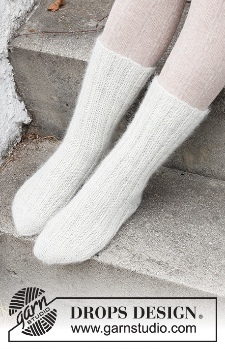 Slippery Sliders / DROPS 227-62 - Ponožky pletené pružným vzorem 1 vláknem příze DROPS Nord a 1 vláknem příze DROPS Kid-Silk. Velikost 35-43.