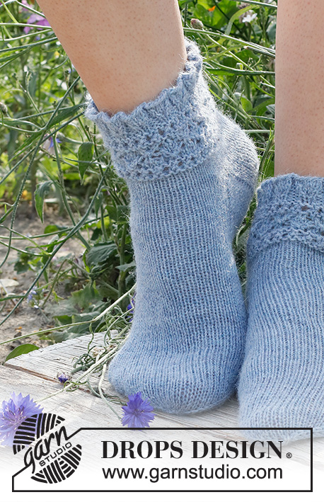 Kissing Kate / DROPS 229-20 - Knitted socks in DROPS Nord. The piece is worked with lace pattern and flounces. Sizes 35-43 = US 4 1/2 – 12 1/2.