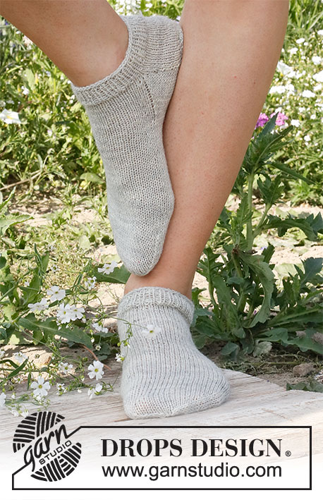 Sunny Sneaker / DROPS 229-21 - Calze alla caviglia lavorate ai ferri a maglia rasata in DROPS Fabel. Taglie: 35 - 43.