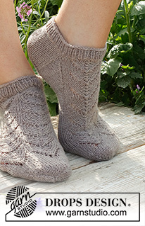 June Jumpers / DROPS 229-23 - Knitted socks / ankle socks with lace pattern in DROPS Fabel. Size 35 to 43
