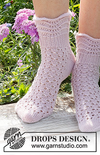 Daisy Dancing / DROPS 229-24 - Gestrickte Socken in DROPS Nord. Die Arbeit wird mit Lochmuster und Wellenmuster gestrickt. Größe 35 - 43.