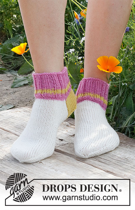 Pink Volcano / DROPS 229-25 - Strikkede sokker / ankelsokker i glatstrik med striber i DROPS Karisma. Størrelse 35 – 43.